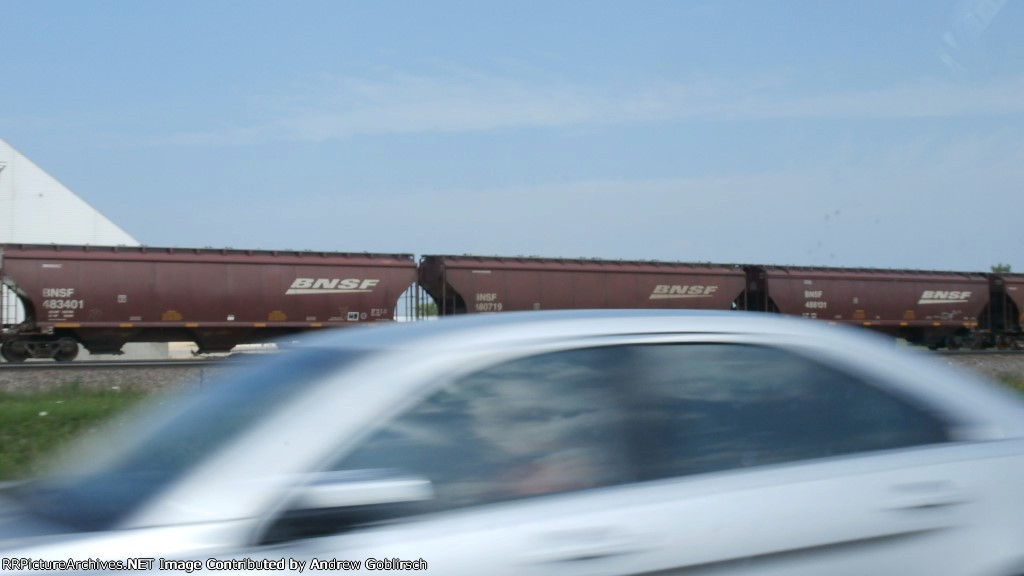 BNSF 483401 with other BNS@ Hoppers